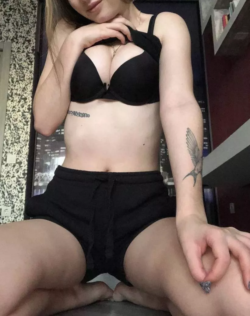 Do you like my outfit? posted by rolssm