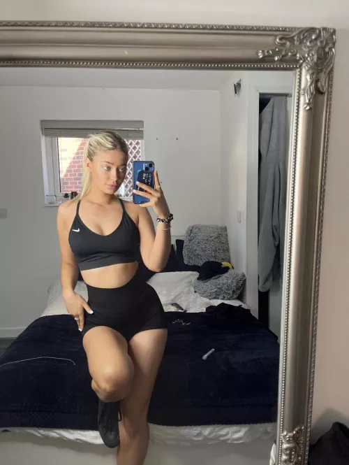 Ever wondered how I manage to make a crop top look this good? by NoAssociationz