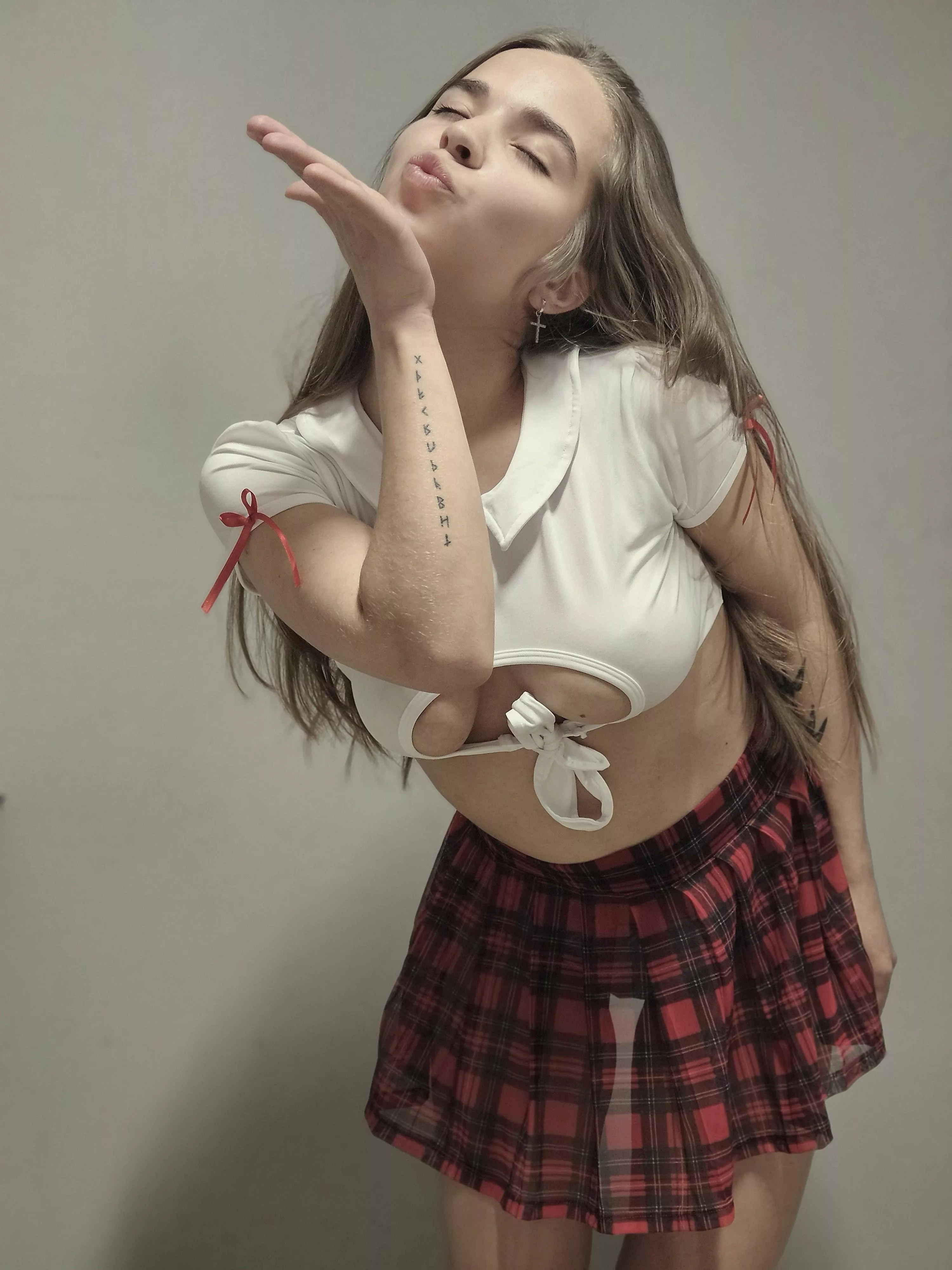 Give me an air kiss because everyone in my class wants to spend time with me posted by FATA_M0RGANA