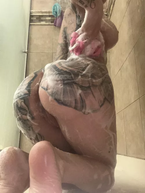 I need help getting my back  by Litttle_Emm