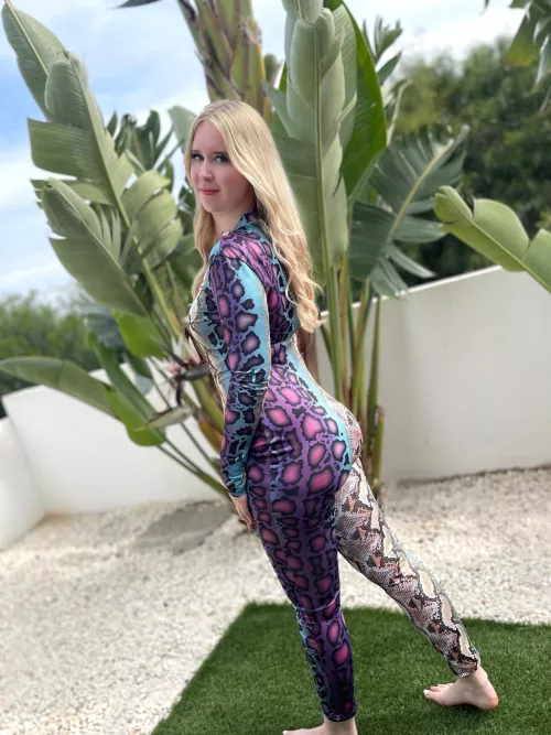 Kind of a leggings 🤭 by Mia_icetea