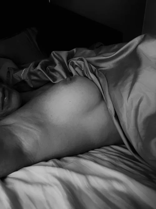 Relaxing before heading to Spain 🇪🇸🇸🇪 by StockholmMILF