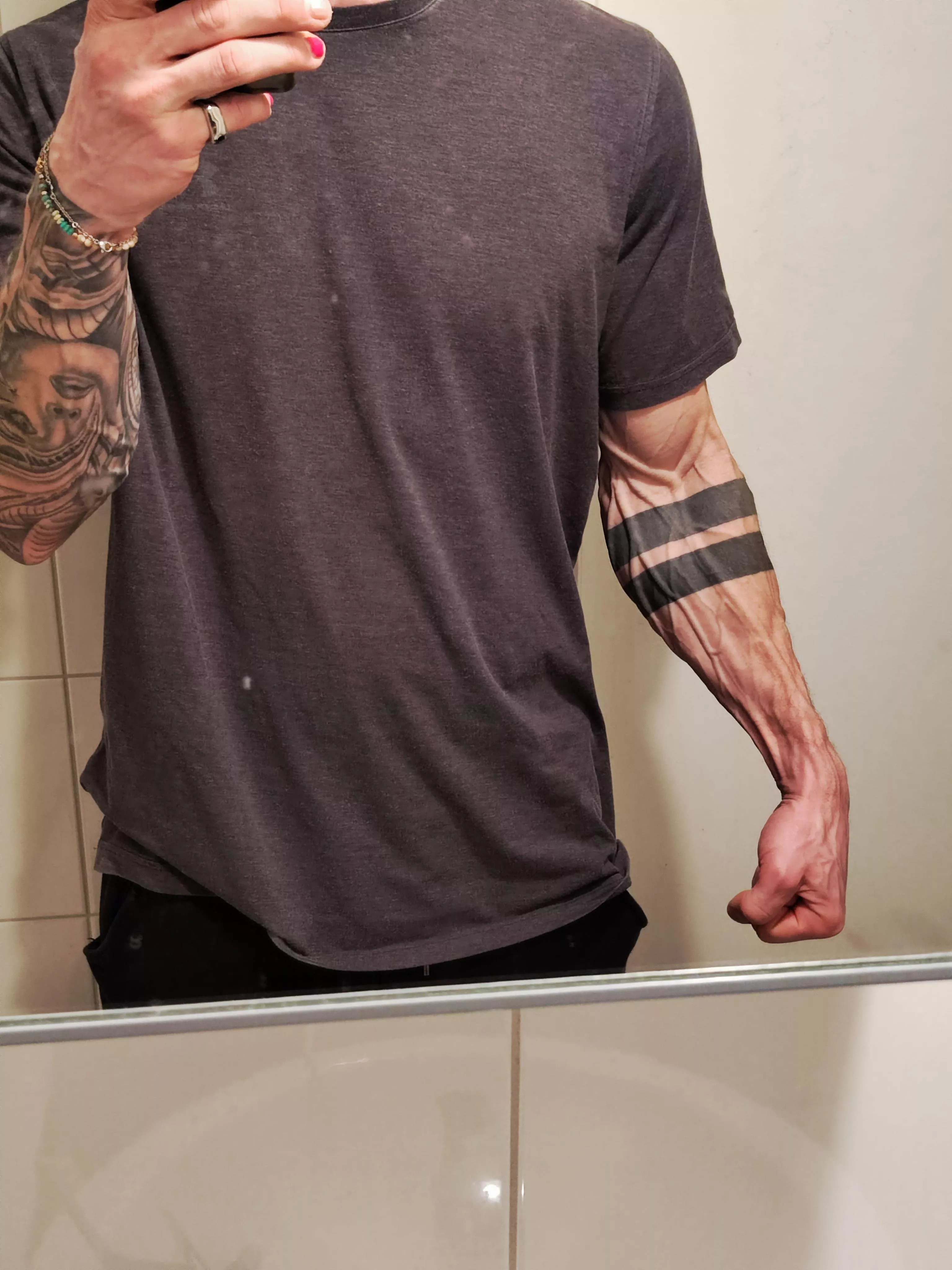 Upsi thick forearm👀🤷🏻‍♀️ posted by CuteProfile9316