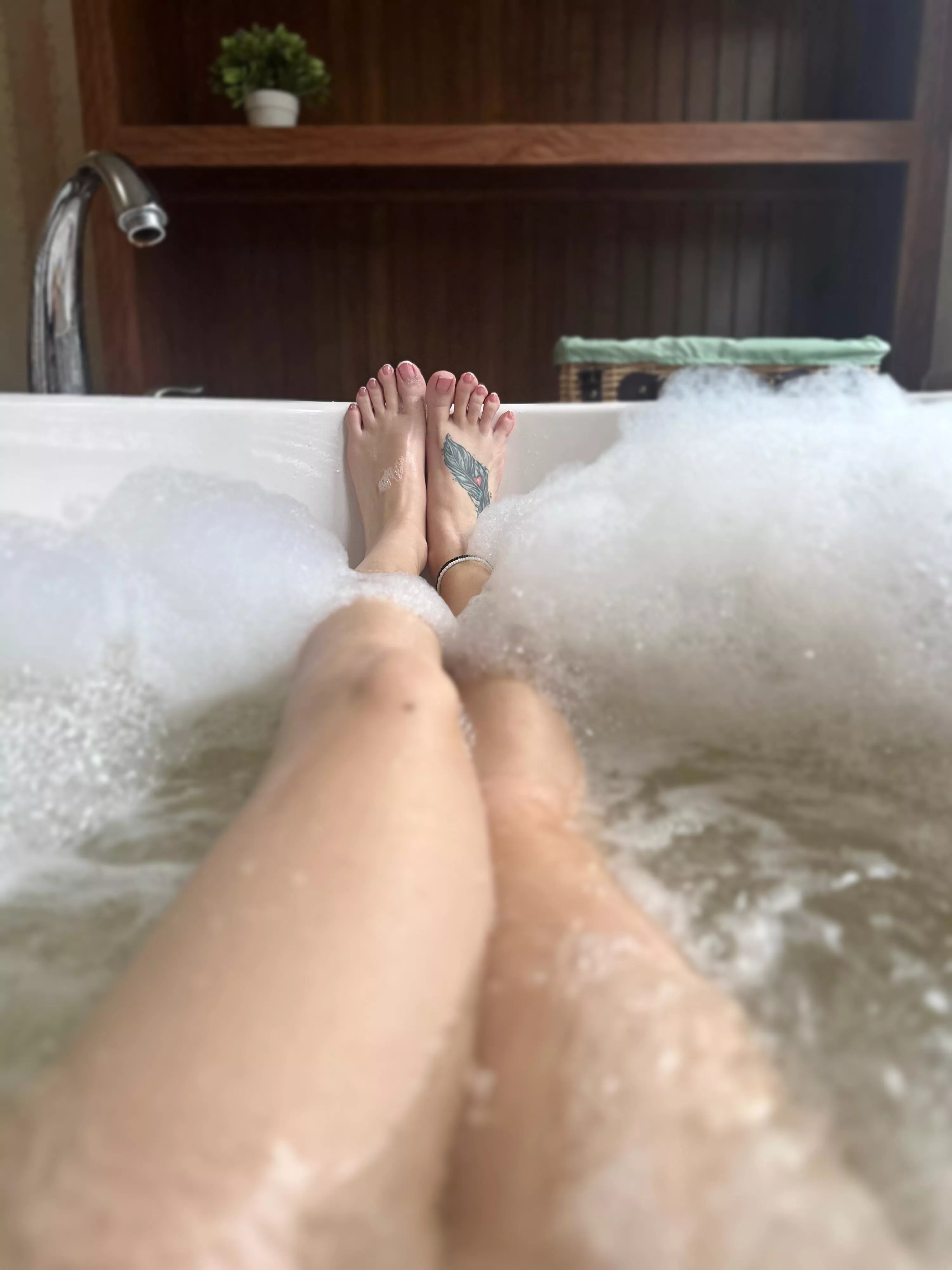 Who would like to enjoy a steamy jacuzzi and play with my feet? 🛁🦶🏻 posted by SkySoles55