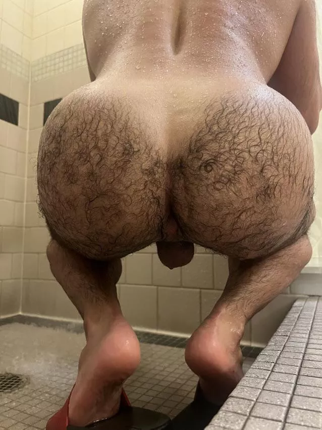 [26]What would you do if you see me in the gym shower like this 🫢 posted by Aromacafecito