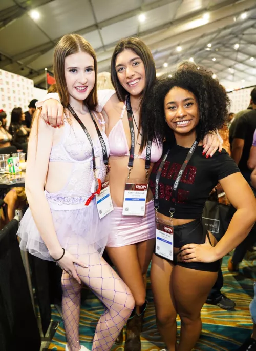 [3] Convention Girls by whitetoweltw