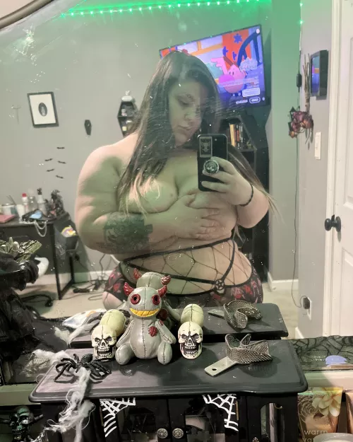 Brownie points if you know what’s on my tv 😏  by MadxMacabrex