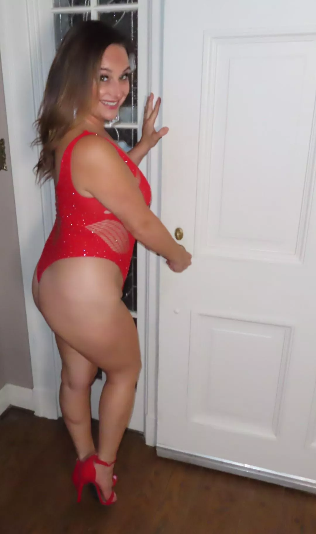 Come and Knock on My Door 45F posted by sophienextdoor