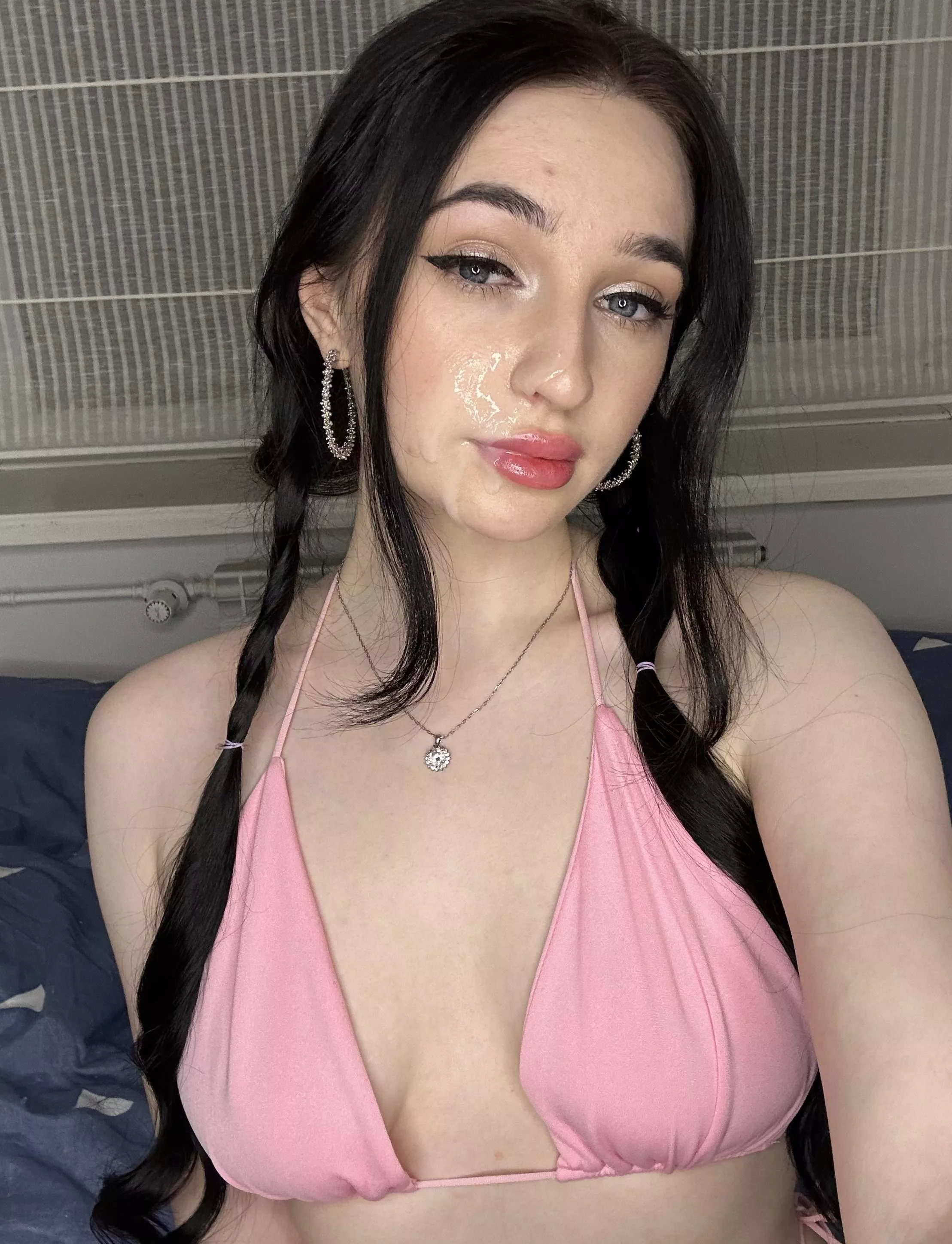 I like it when guys cum on my face posted by Causallyditch