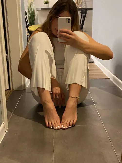 my toes is my most beautiful feeture by ddeelia