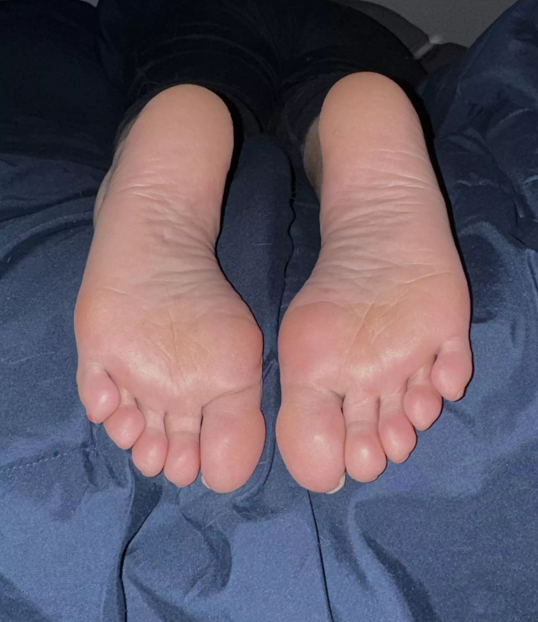 Stand over my soles and jerk that big hard cock  posted by DeesFeet86