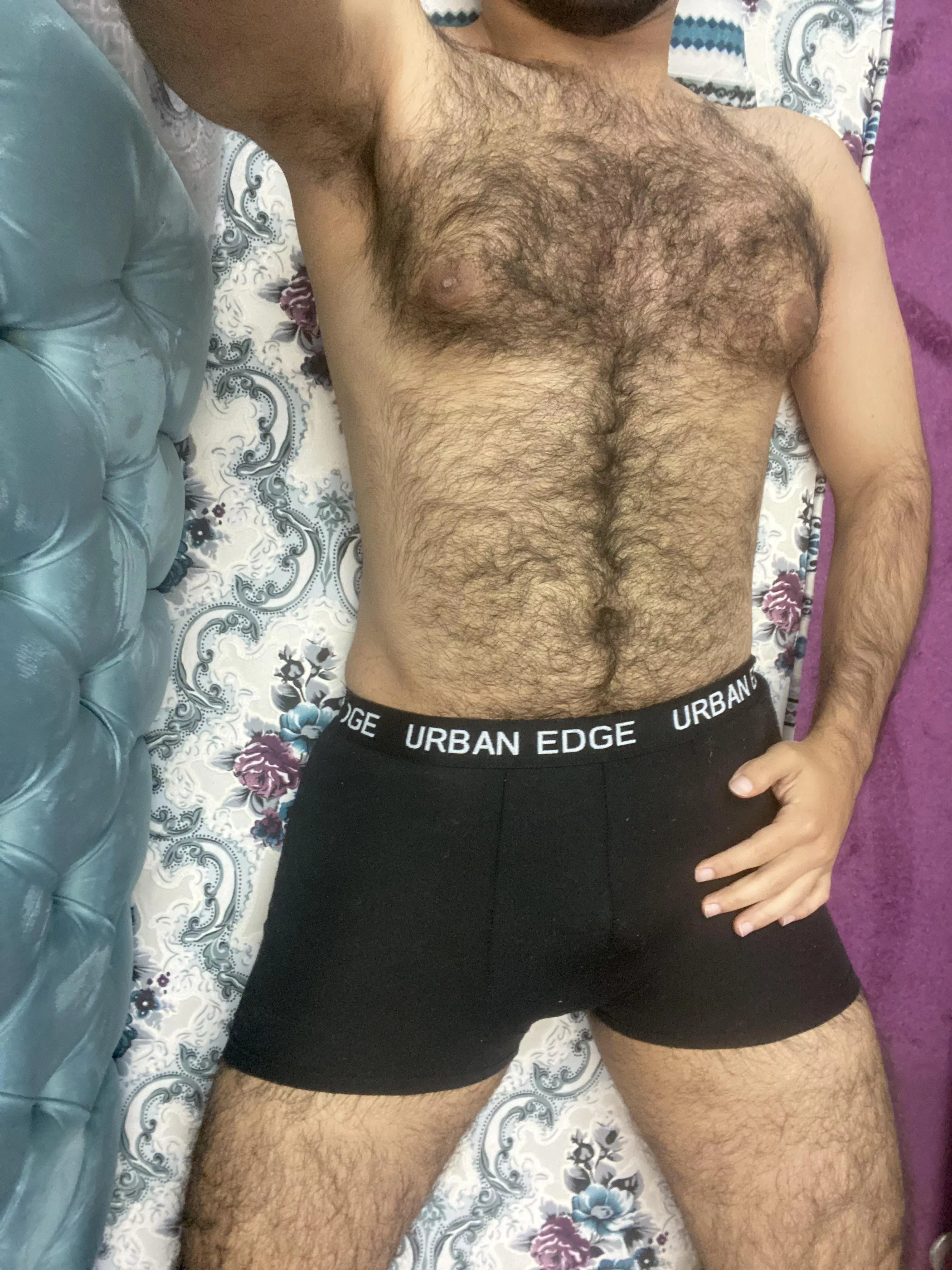 Start the weekend with a cuddle? 😋 posted by Aromacafecito