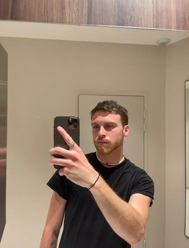 The French guy says Hi posted by LatinOtter6