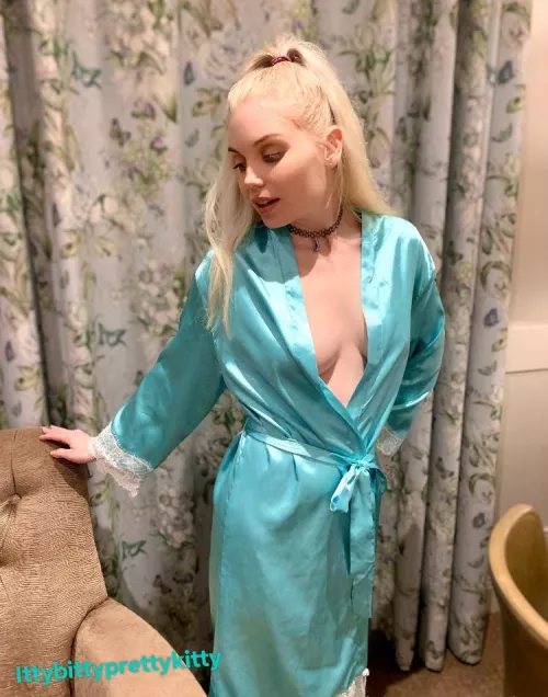 This robe slips off so easily  by ittybityprettykitty