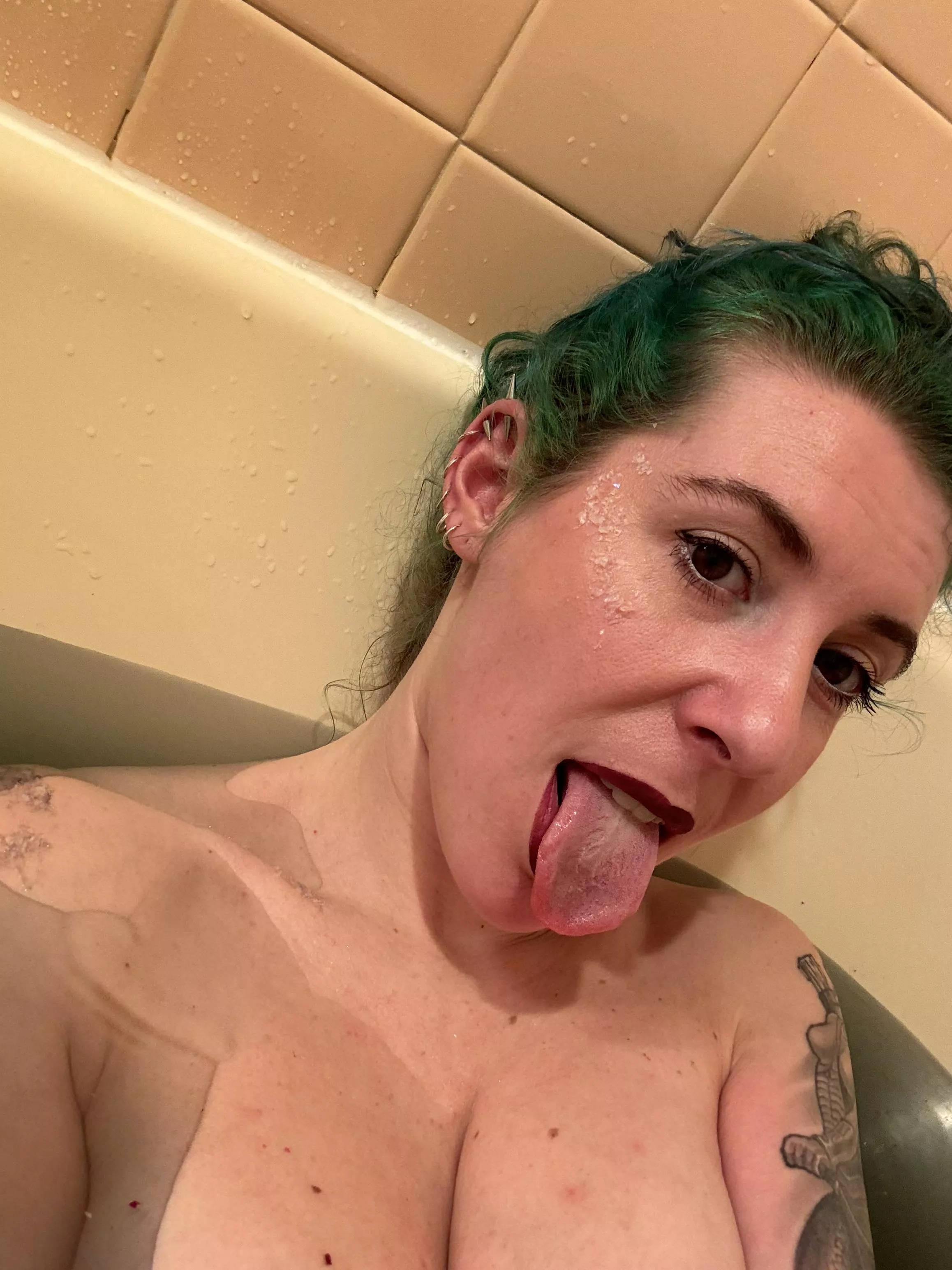Tongue in the tub posted by sirenskiss3