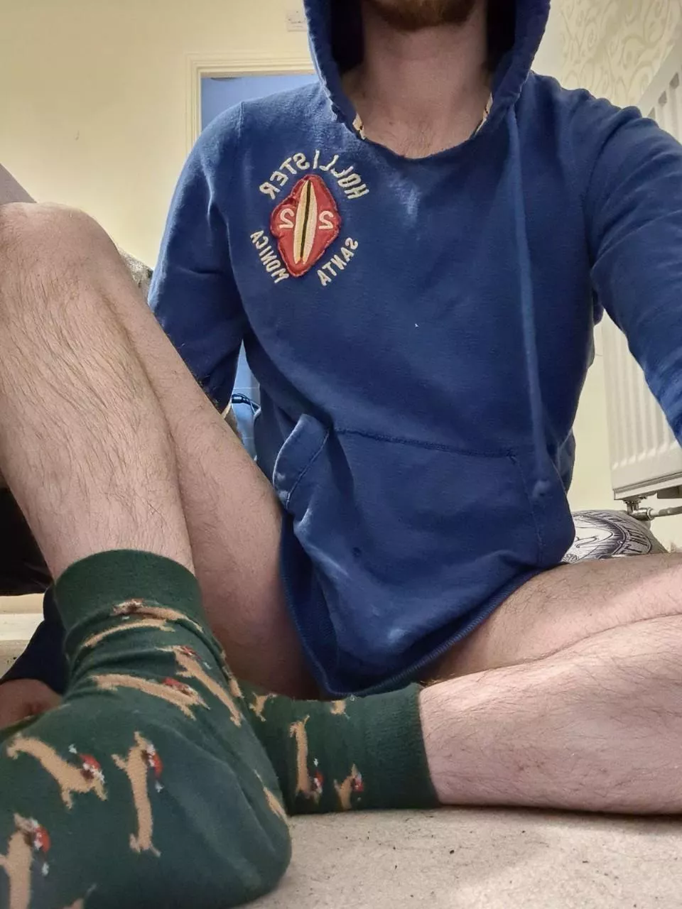 (31) need someone to sniff and taste me, lift up my hoodie and enjoy :P feel free to message  posted by JackSkellington921