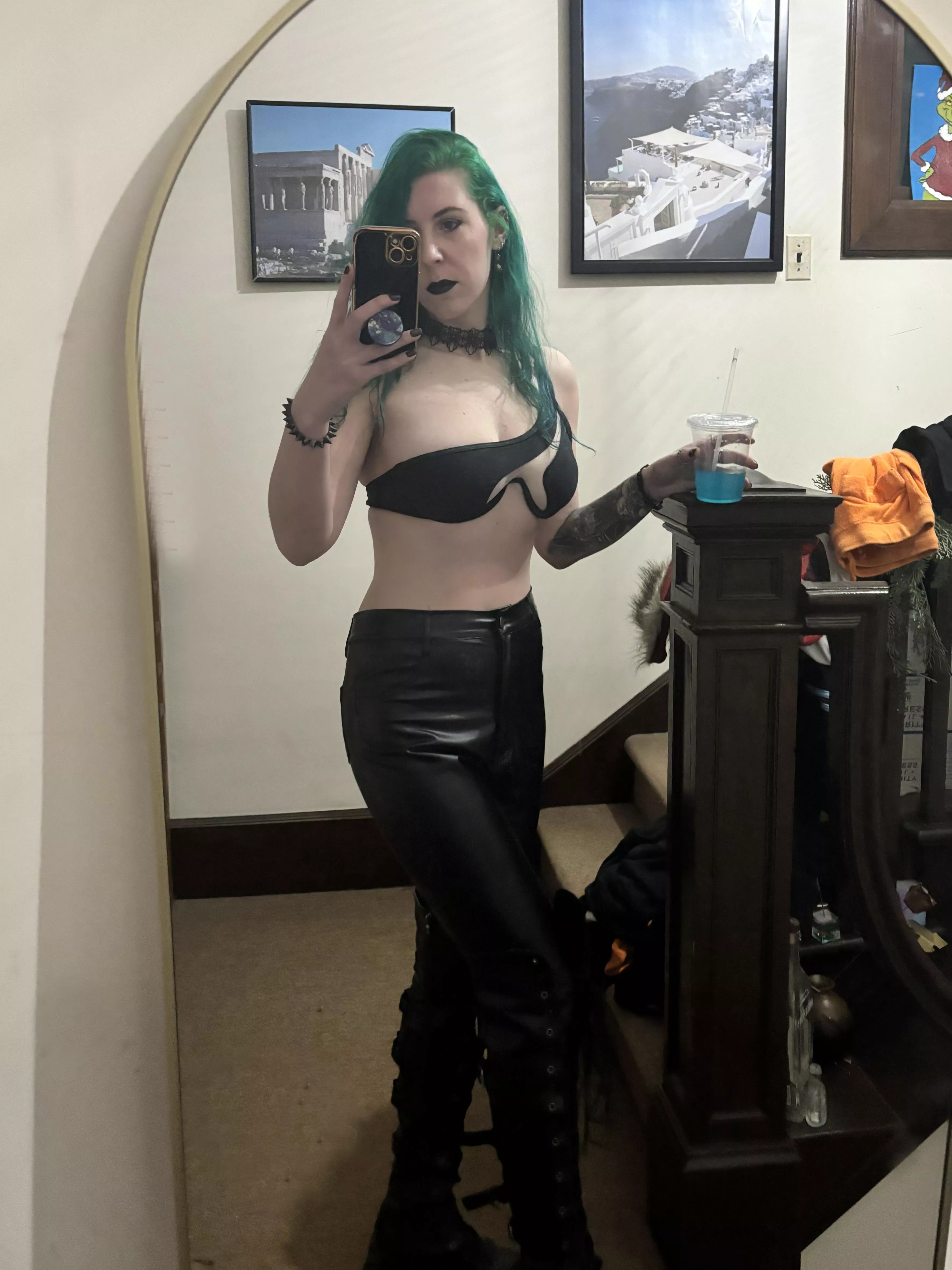 Cutie in leather posted by sirenskiss3