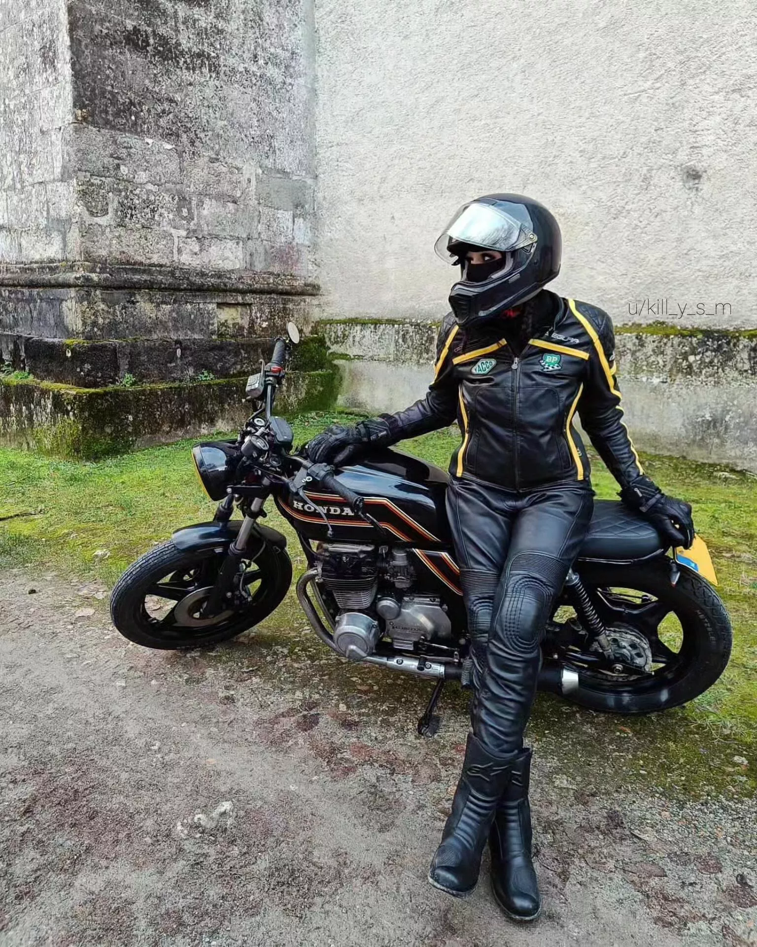 Do you like biker girls in full leather?  posted by kill_y_s_m