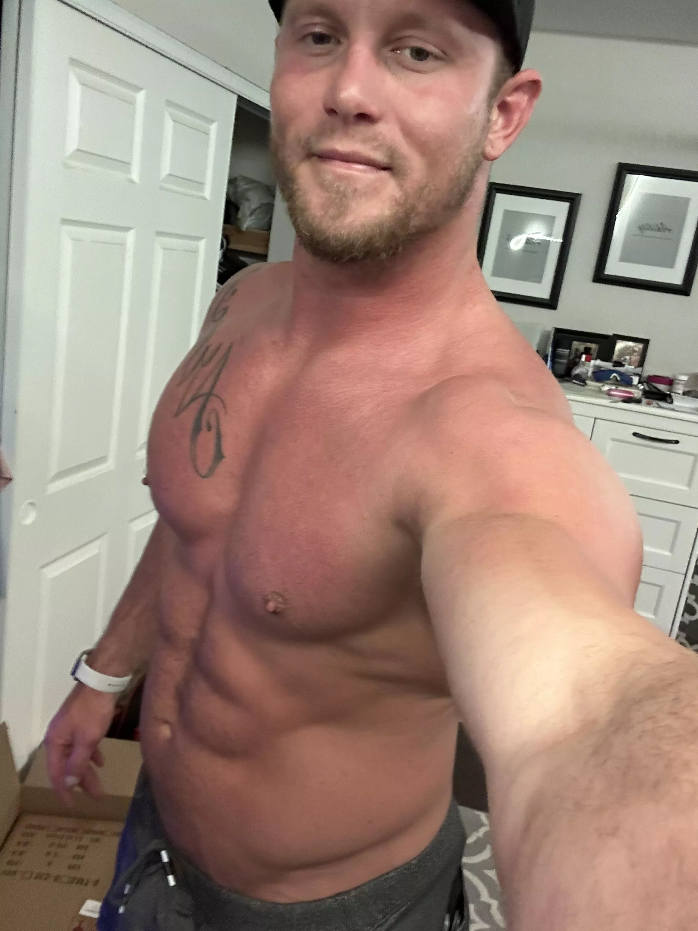 Hi ladies 😁😏 posted by daddy_physiquex