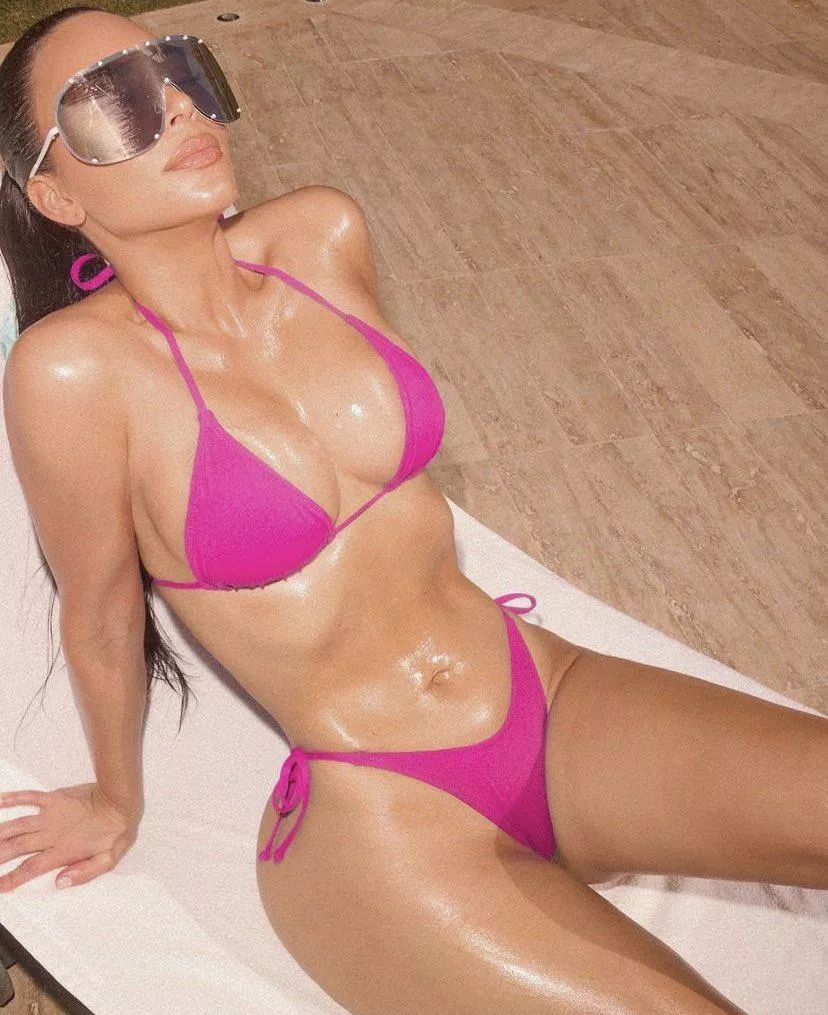 Kim Kardashian posted by Various_Tourist_5735