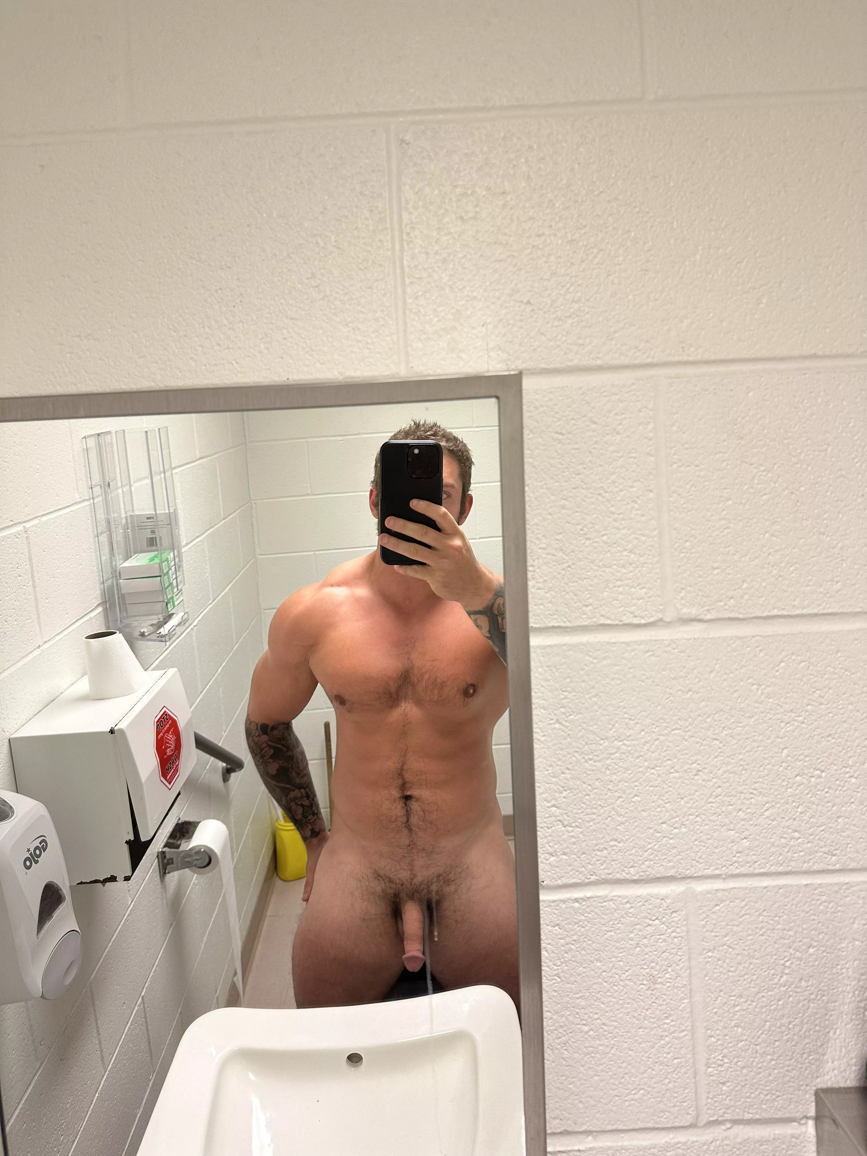 Late night hornies posted by moreweightsmoredate