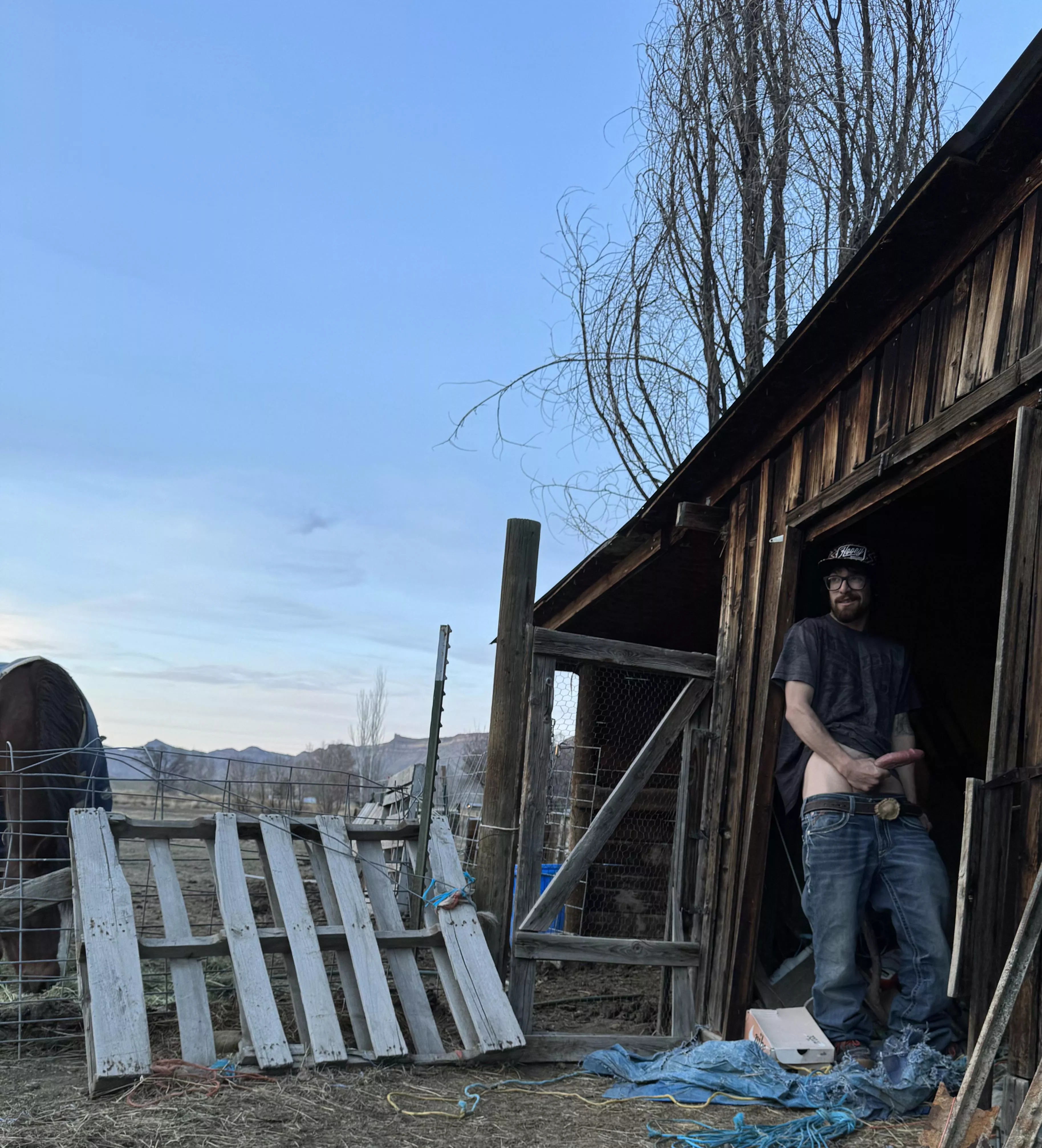 Let’s sneak out to the barn so you can suck my giant cock 🥵😏 posted by teepee_77