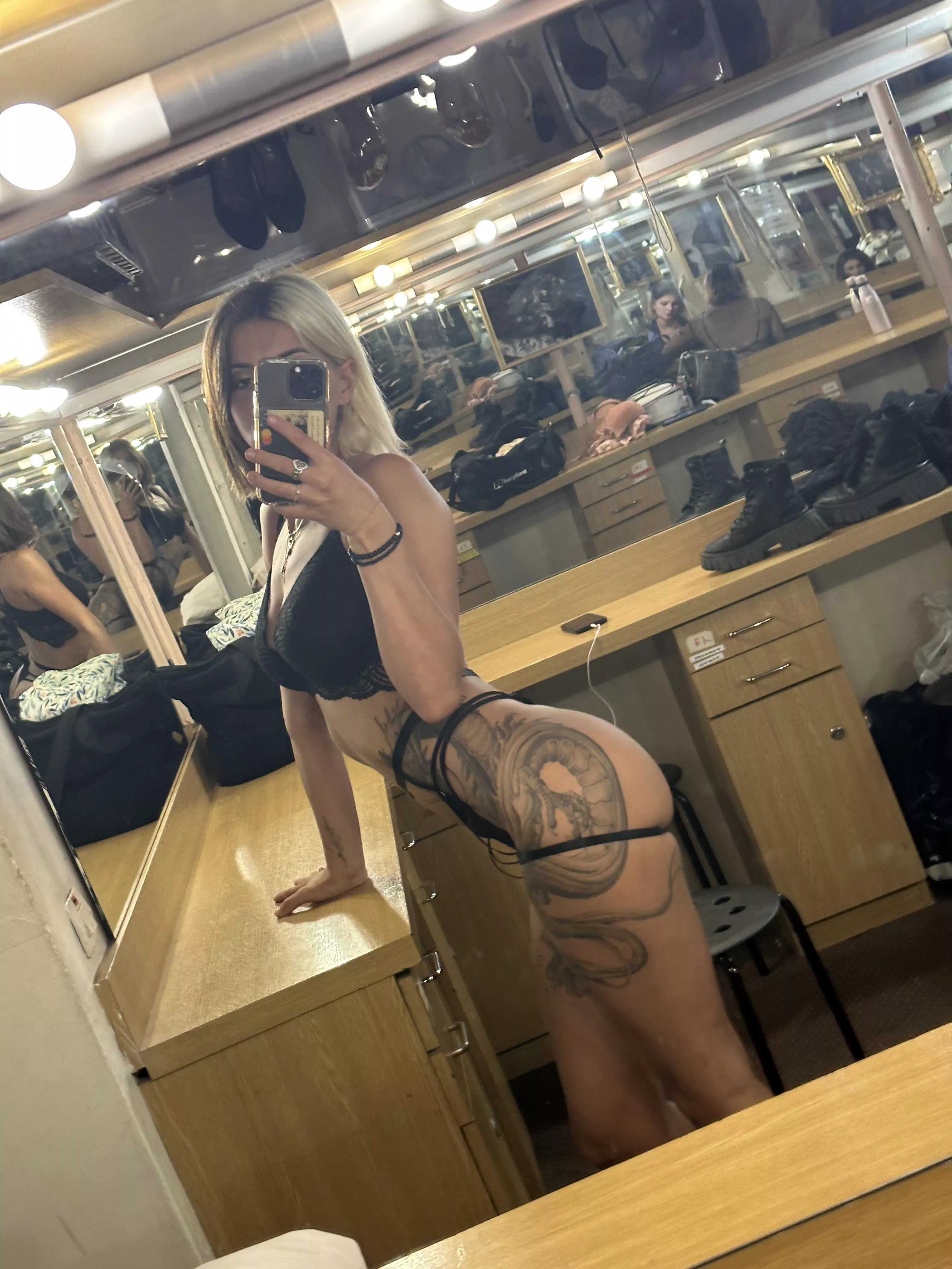 little photo before going pole dancing posted by tokyorossa