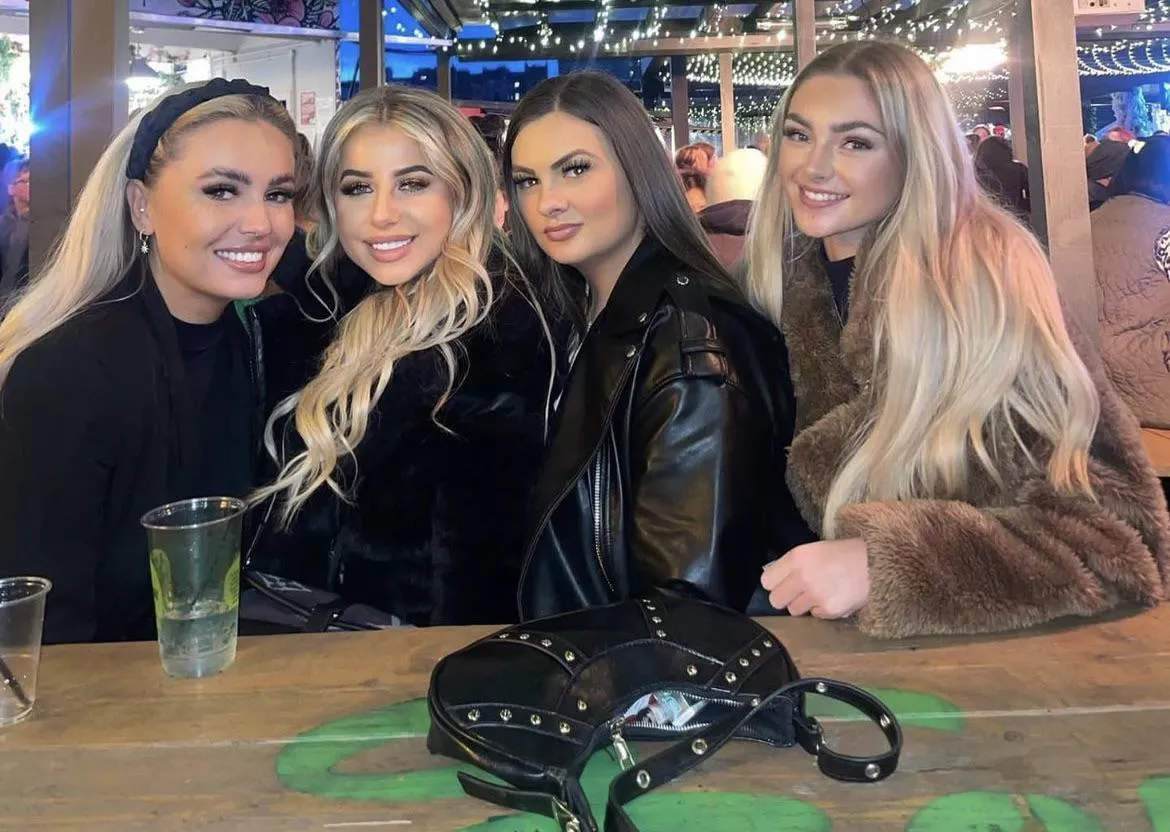 Market ladies posted by Bolardd