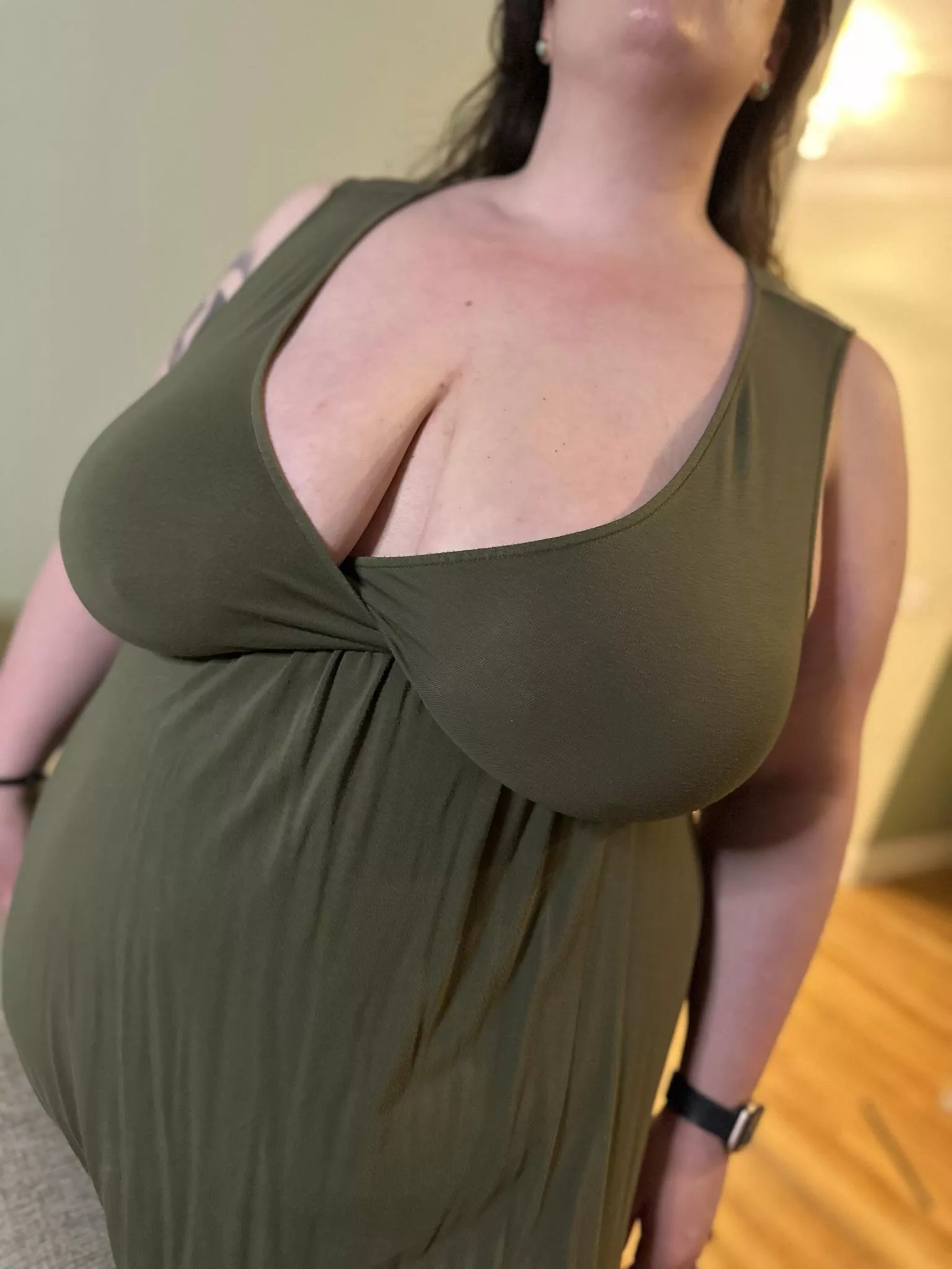 No hands, no bra, just sag. posted by DaliaJade