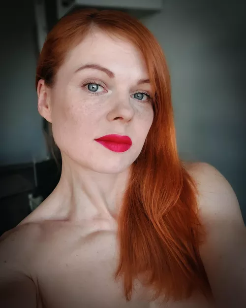 Red lipstick turns me into a completely different person. [IRTR] by ruda_xsh