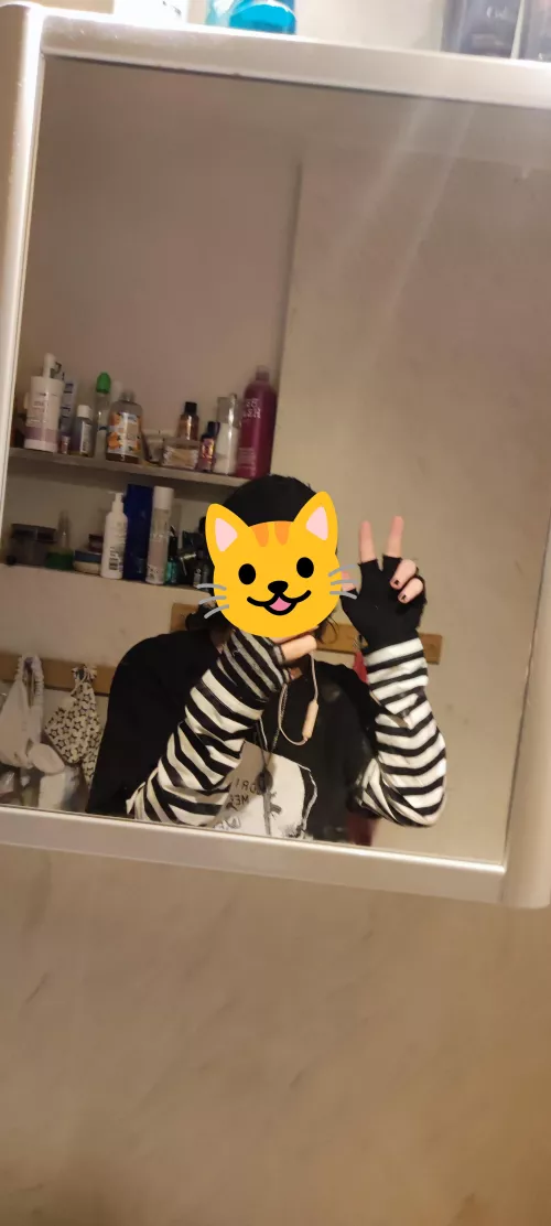 Someone called me emo, but I'm just a lil guy :3 by BOPOH-UwU