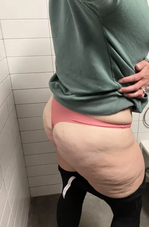 An ass made for spanking! by RaynaNThunder