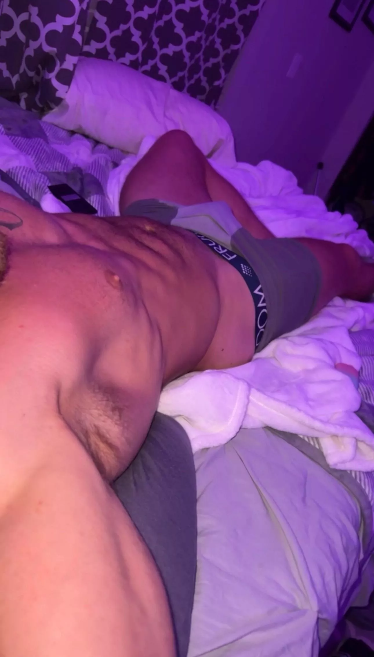 Cum Netflix and chill 😴💤 posted by daddy_physiquex