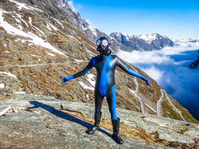 Feeling free as a flying drone on #gasmaskmonday 🤖✈️🕊️ by Rubberboxstuff