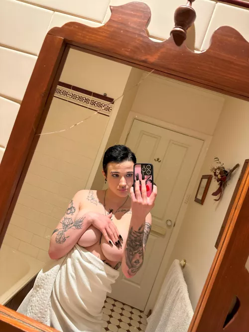 i send naughty mirror pics to whoever compliments me by thebattycontractor