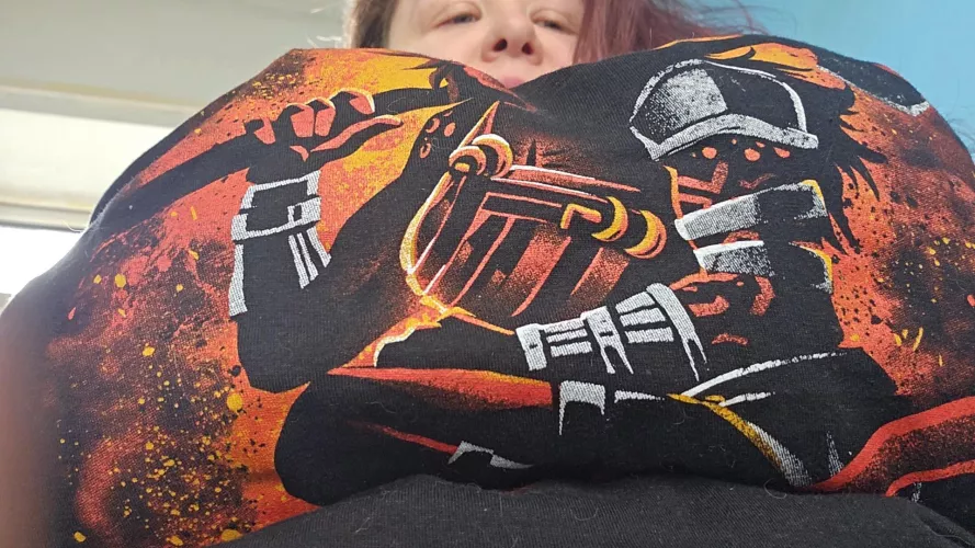 It's kinda messed up that I can't see my feet because of my chest by Hollow_Insanity