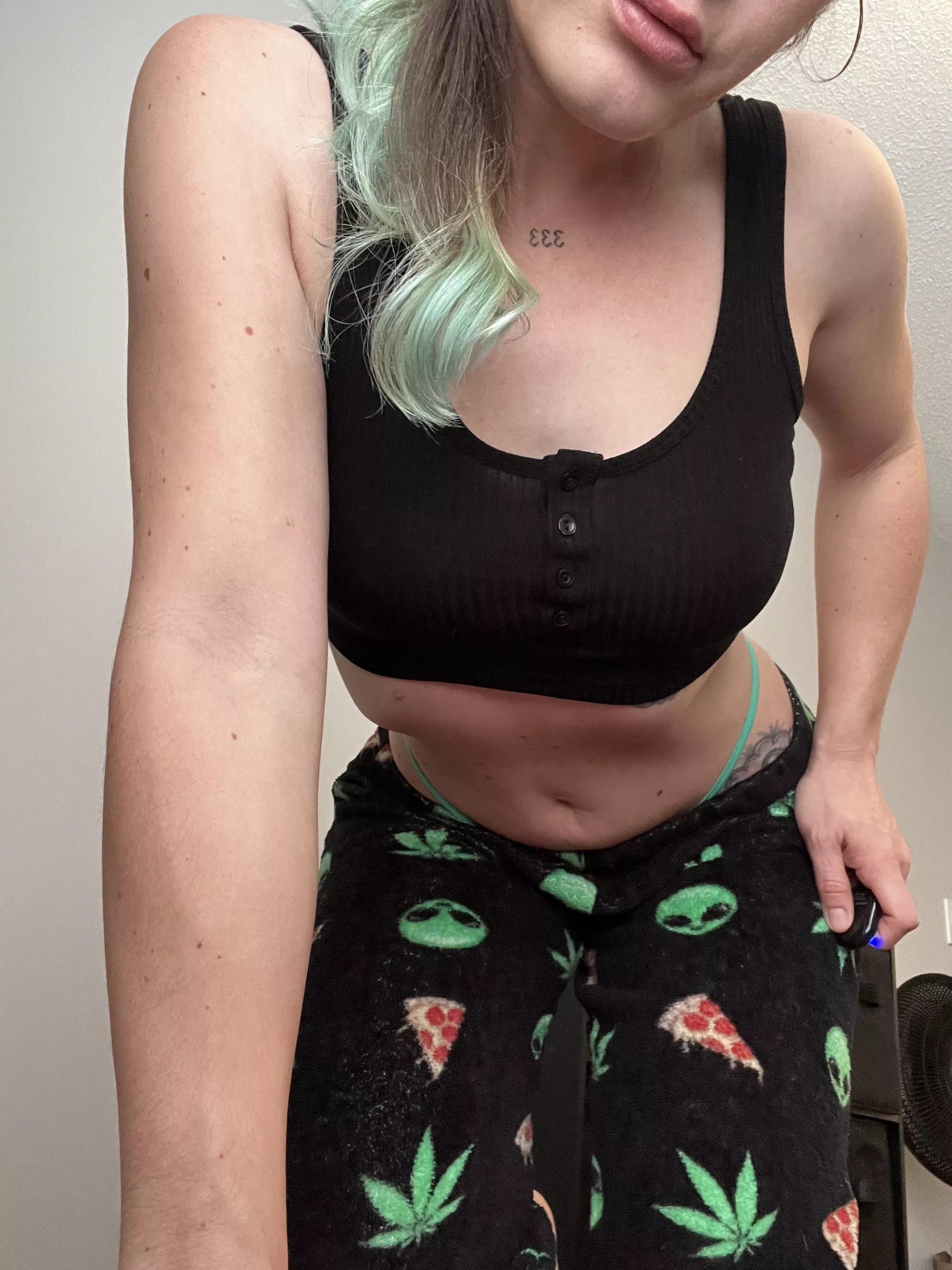 POV I start climbing on top of you.. tell me what’s your next move 🤤 posted by payzleejane