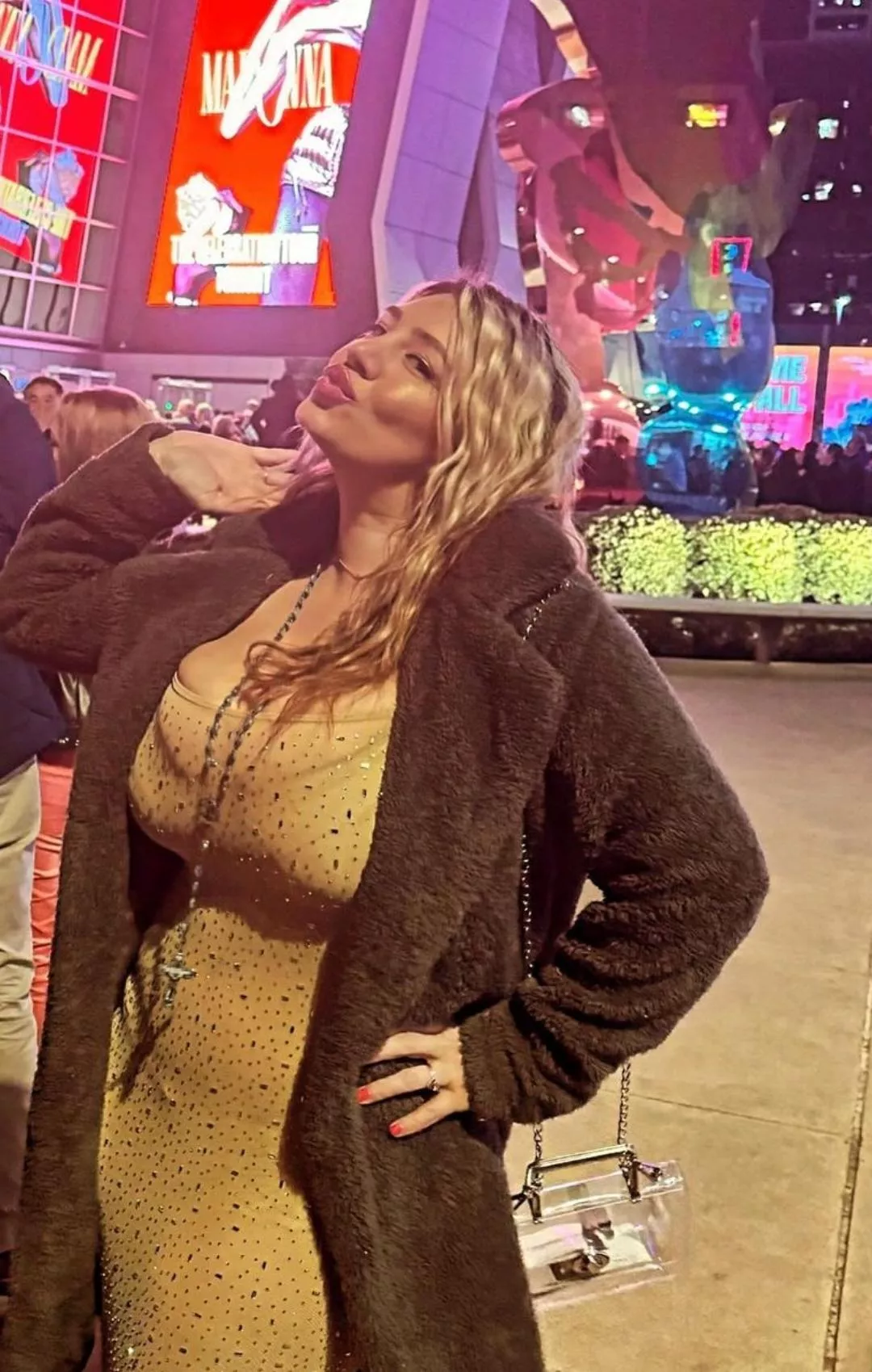 Showing off her curves  posted by rudeNwrecked