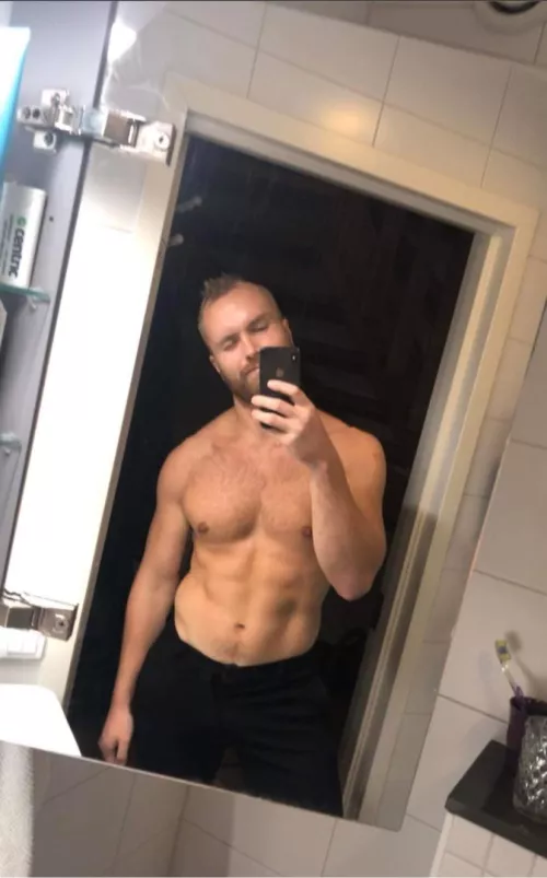 33, male, cop, swedish, strongest on reddit by Tiny-Ad3541