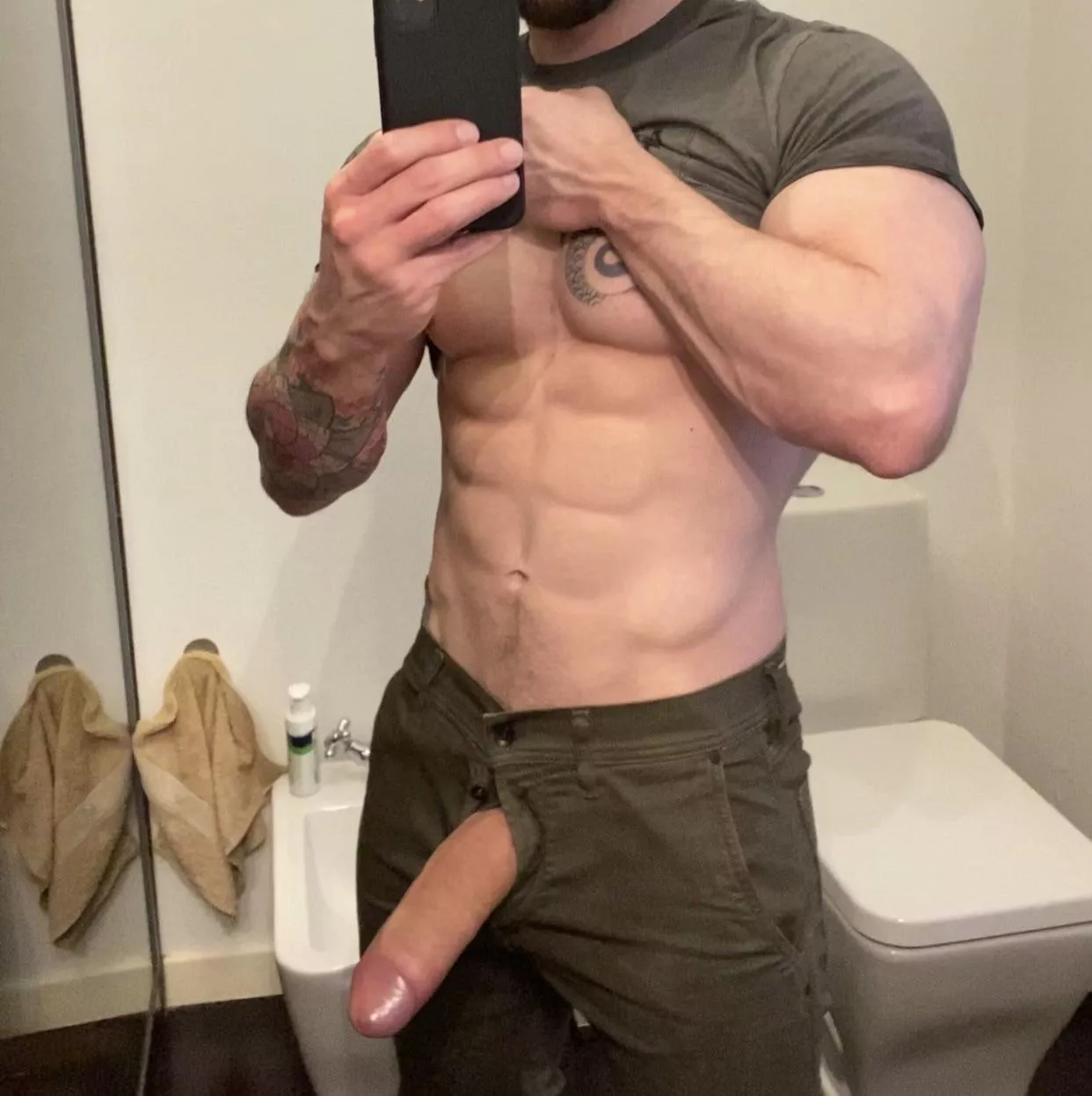 Do you like married men? (35) posted by _-TommyInnit-_