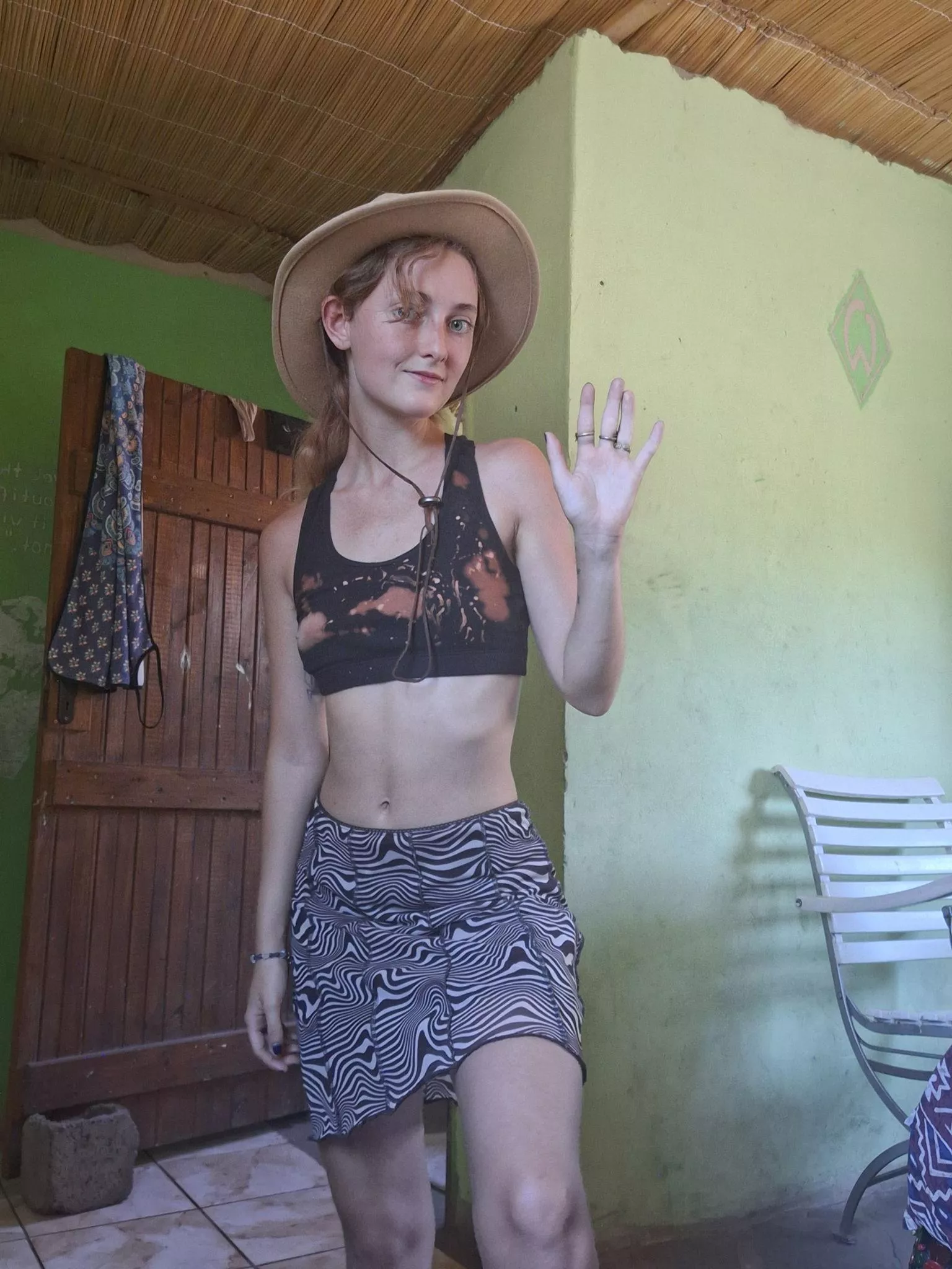 feeling all cute in black, waving hello to you babe F18 posted by aluyarabanib