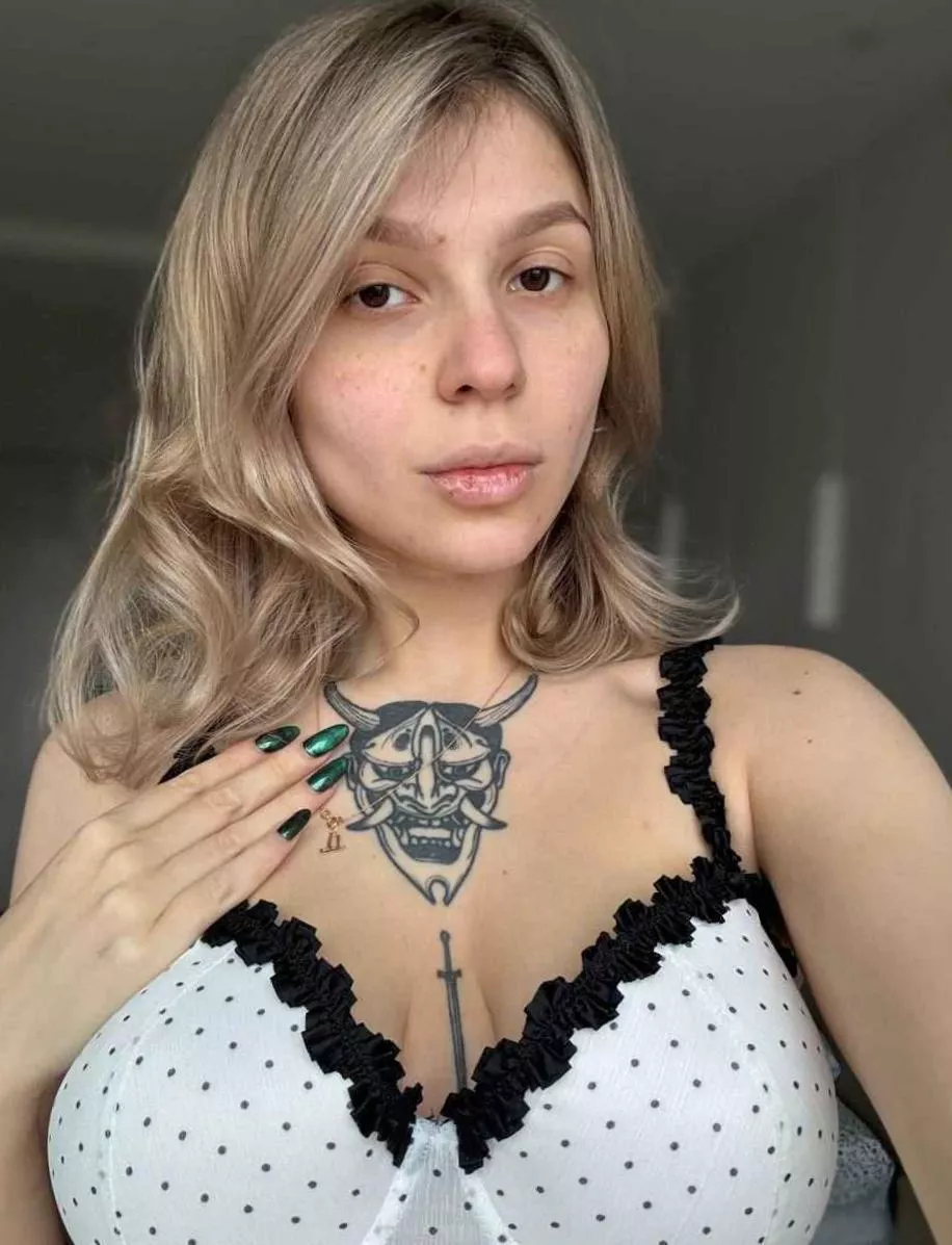 How do you like my fresh manicure posted by AstutelyRefuel