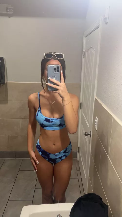 My body looks weird... I hate it by GreaterOfAllTime