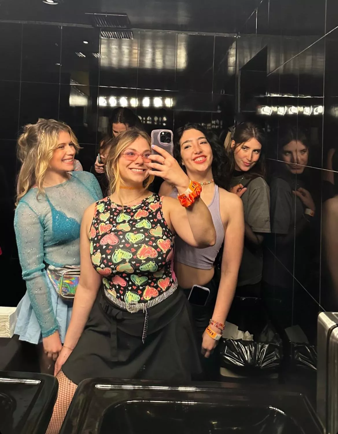 My sister’s friend can’t hide her big naturals posted by Sezzertan