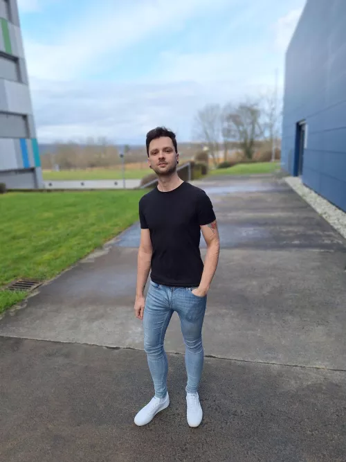 Need some honest opinions: Are these jeans too tight? by Kironos