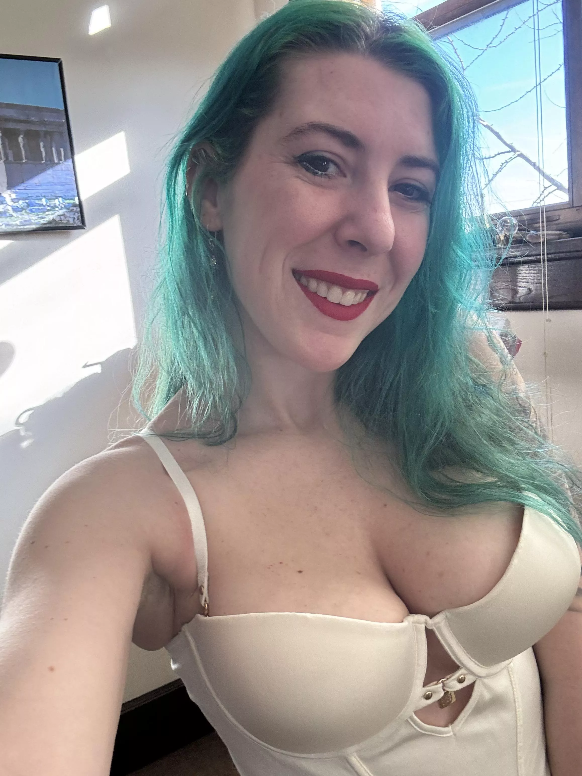 Red lipped smiles posted by sirenskiss3