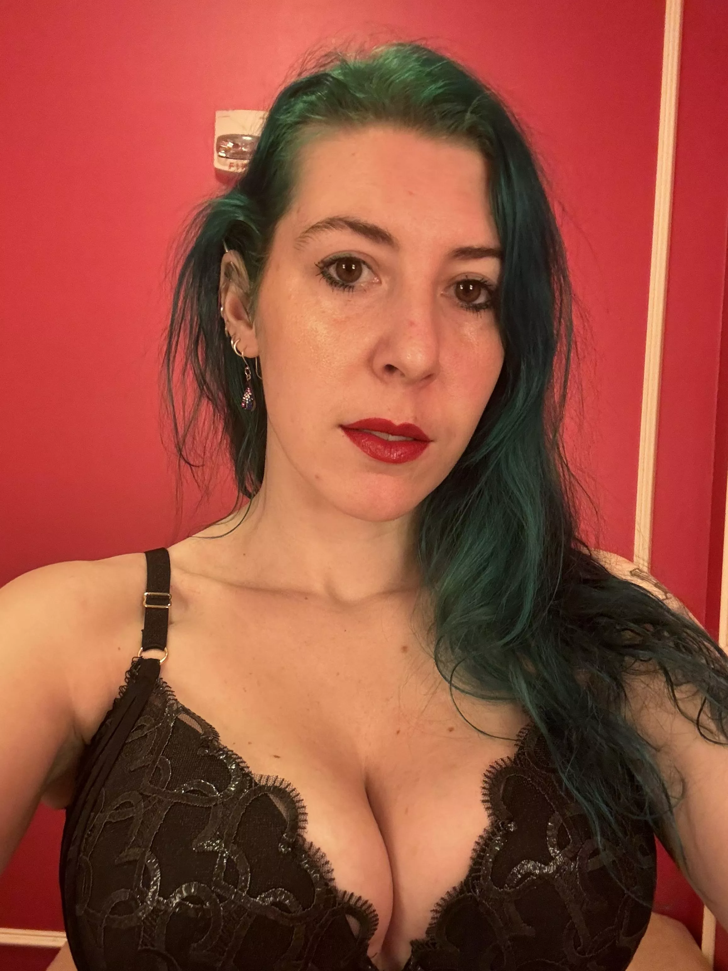 Red lips posted by sirenskiss3