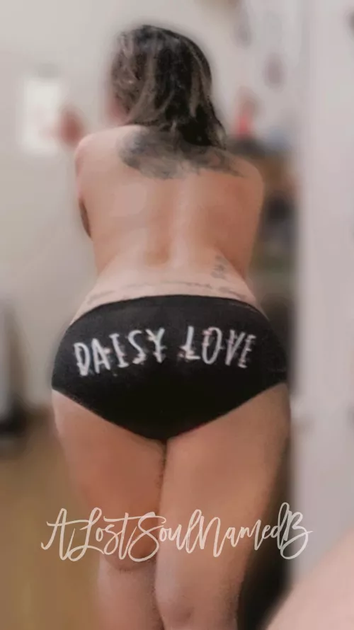 She looked daisy sa(f)e but smelled rose wild. 💋 by ALostSoulNamedB