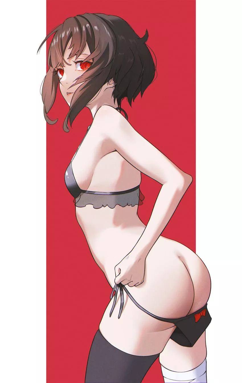 Showing her ass posted by Horny_Lia_