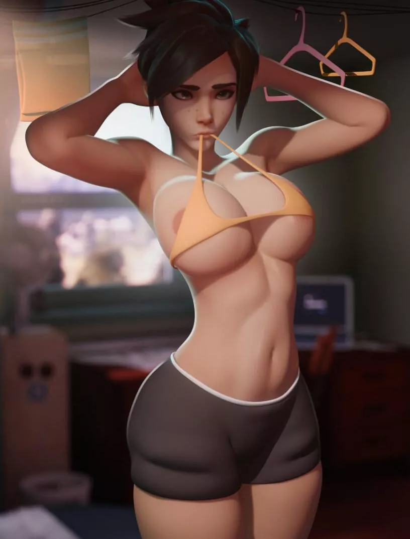 Tracer in tight shorts (BreadBlack) posted by rockall_groan
